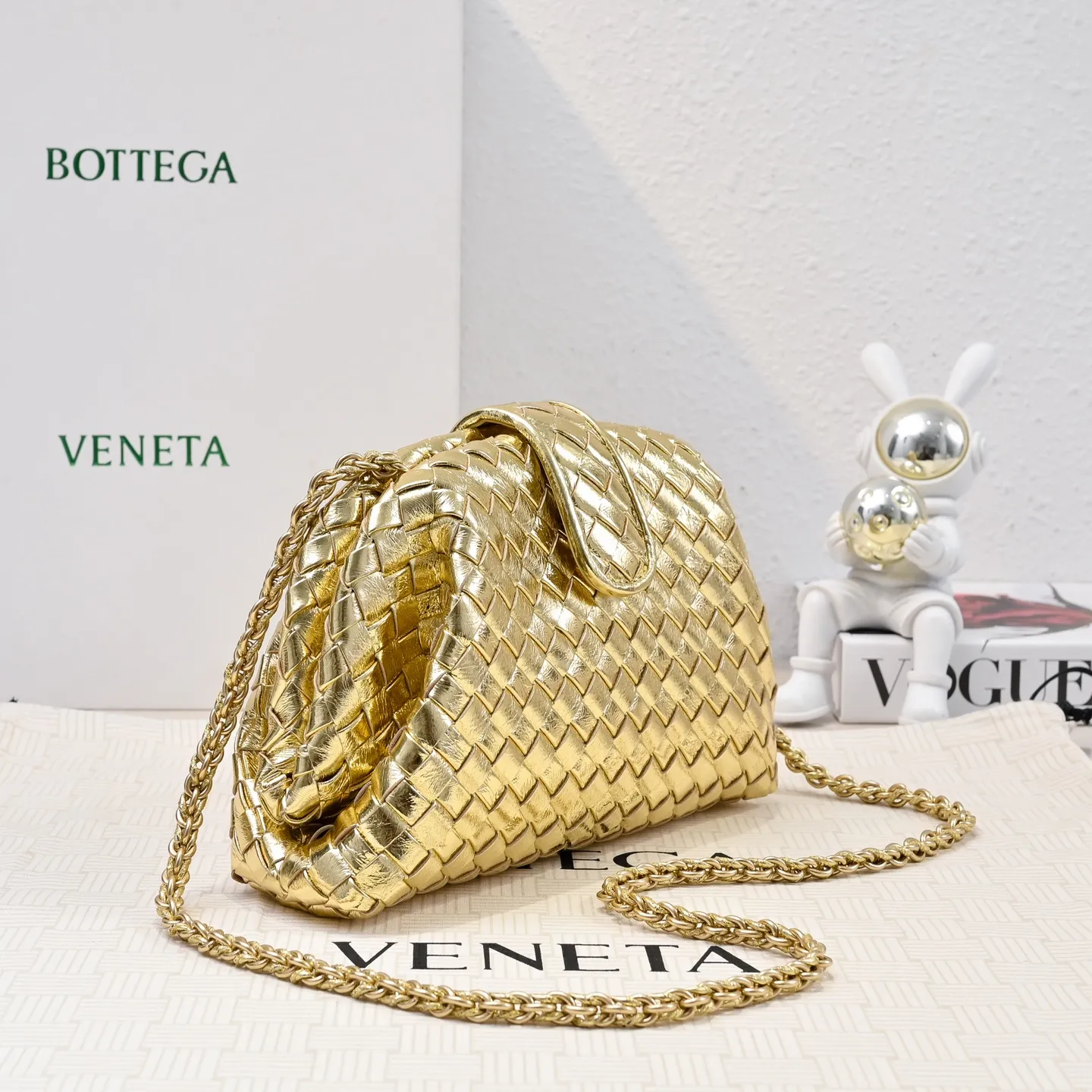 Batch 1880 BOTTEGA VENETA LAUREN 1980 small clutch bag is new! The small size that many people are squatting on is finally here. The self-adjustable zipper is a highlight of this bag. After being removed, it can be used as a handbag for important occasions. One bag unlocks two carrying methods at the same time. It is practical and has a unique sense of structure and beautiful lines. It is more elegant than a small cloud. It is a tribute to the classics and the pursuit of modernity. Style number: 4038 Size: 27*15*8cm